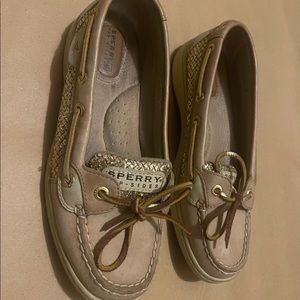 Cute Sperrys in a size 6.5 🤩